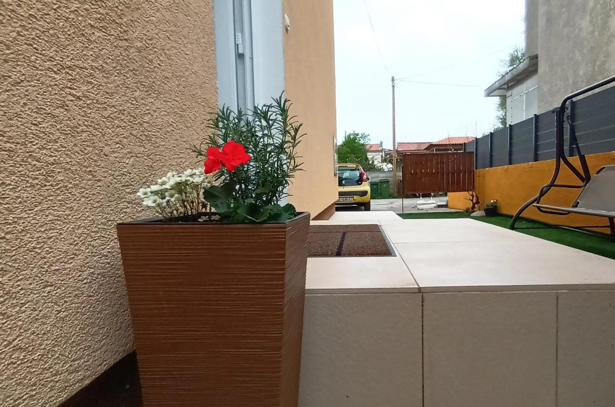 Apartman Sandra -Private Parking And Garden Zara Esterno foto